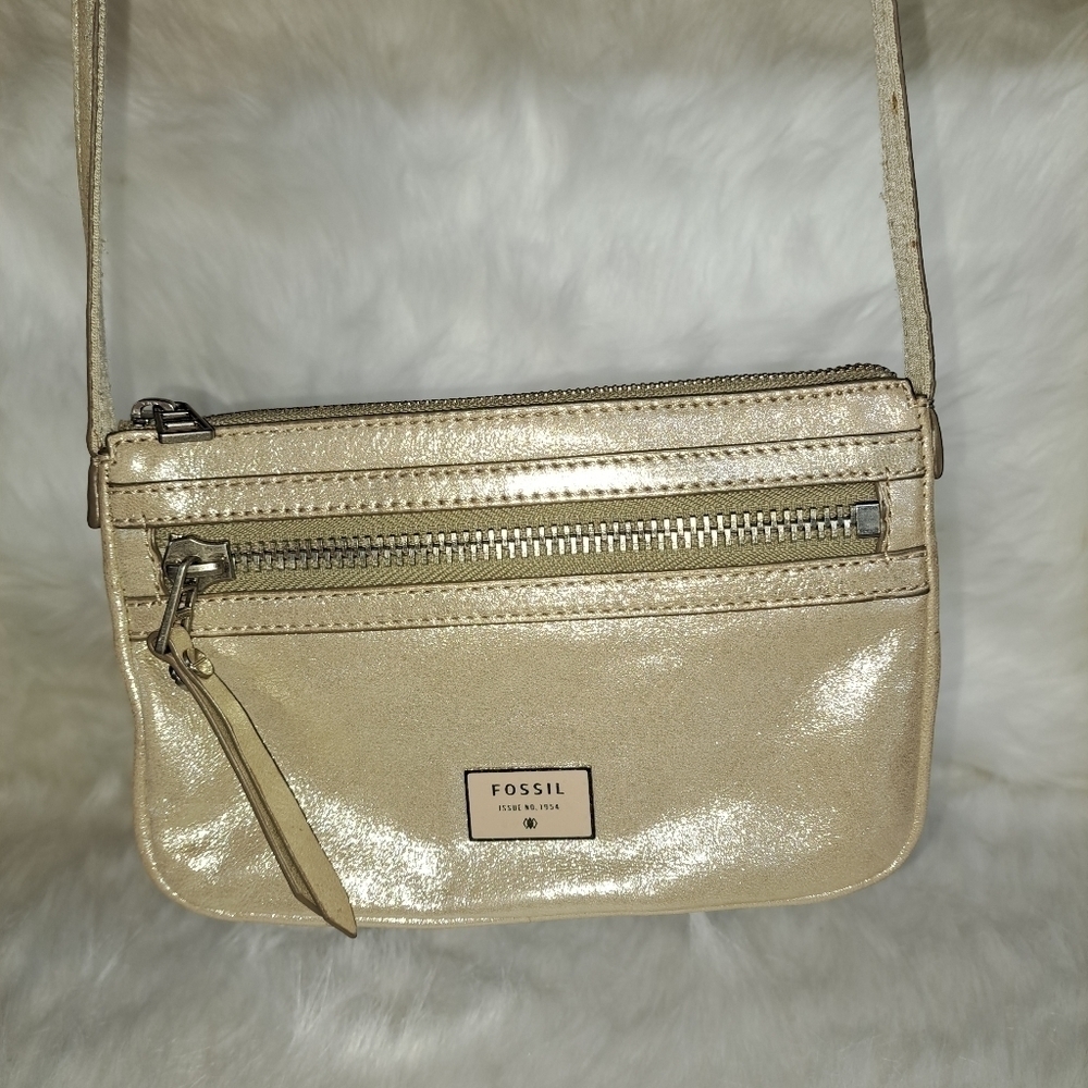 🖤New Fossil gold crossbody small but can hold all your essentials